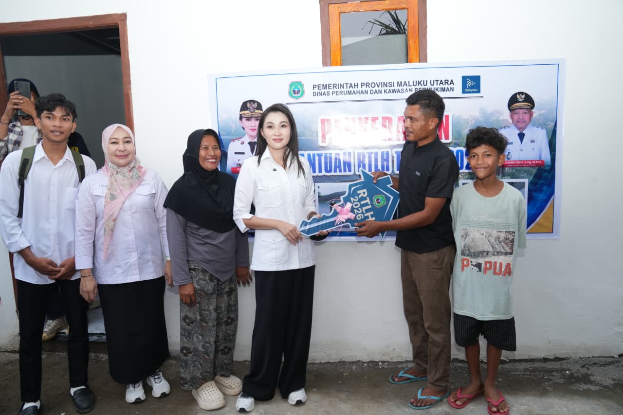 Gubernur Malut Serahkan Bantuan RTLH kepada Warga Kelurahan Tongole